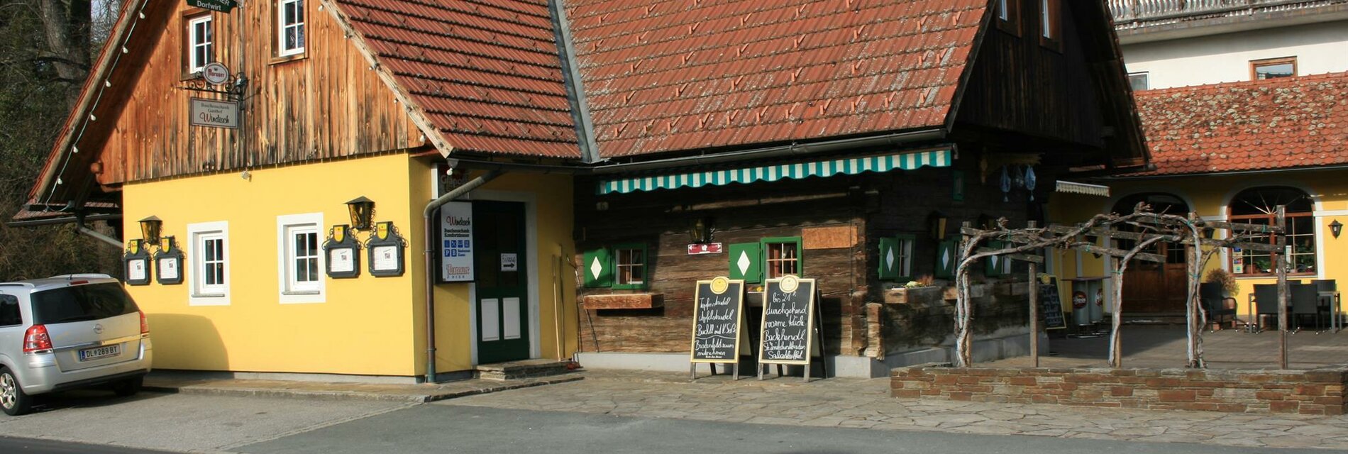 Blick von der Straße zum Gasthof Windisch