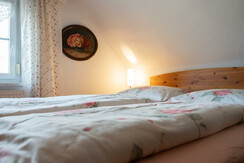 Doppelbett mit Nachttischlampe