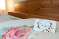 Visitenkarte am Bett