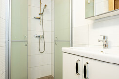 Bad im 3-Bett-Zimmer