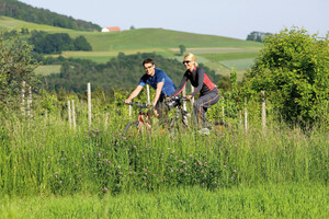 Radfahren_Paerchen_am_Poellauberg_Hotel_Retter