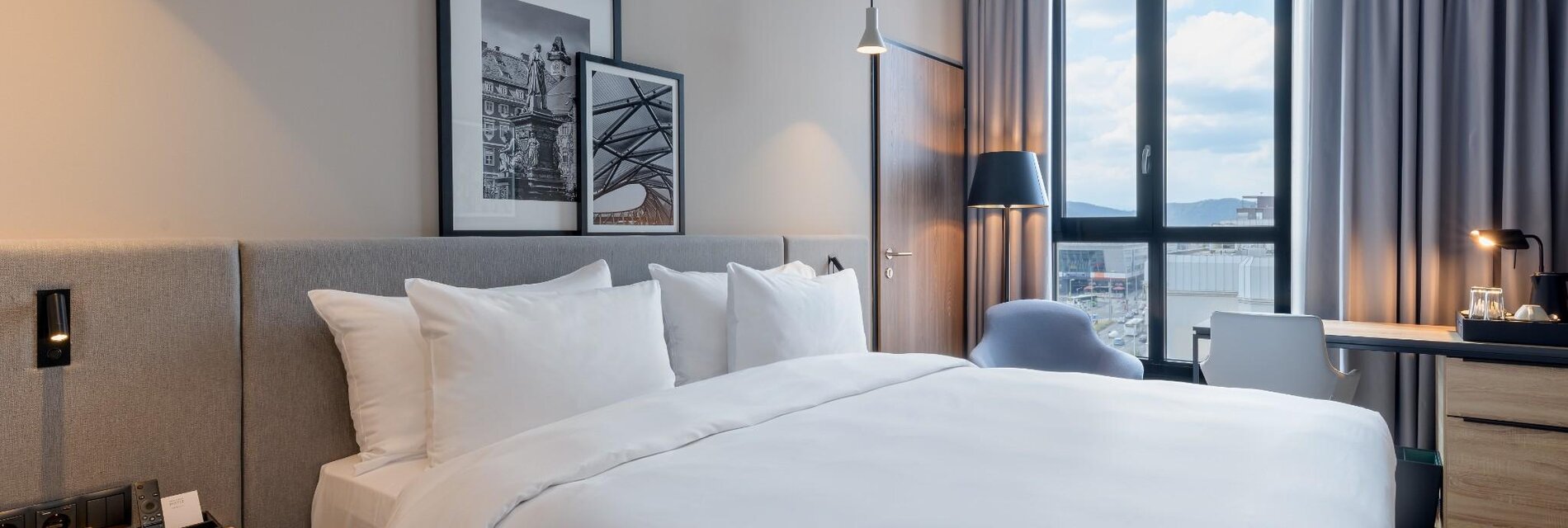 Modernes Doppelzimmer mit Blick aus dem Fenster