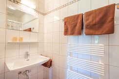 Badezimmer des separaten Schlafzimmer