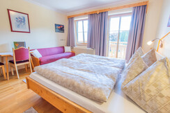 Schlafzimmer mit Sitzgelegenheit