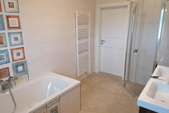 Wipfelwohnung, Badewanne, Dusche, Doppelwaschtisch