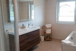 Wipfelwohnung Badwanne, Dusche, Doppelwaschtisch