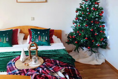 Weihnachtszimmer mit Christbaum