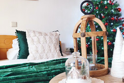 Weihnachtszimmer mit Christbaum