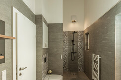 Badezimmer mit Dusche und Badewanne