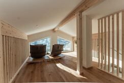 Galerie mit Lounge Möbel und Schlafmöglichkeiten