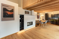 Großzügiger Wohnbereich mit Kamin