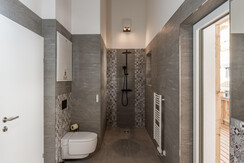 Badezimmer mit Dusche und Badewanne