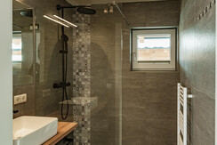 Zweites Badezimmer mit Regendusche