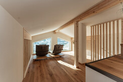 Galerie mit Lounge Möbel und Schlafmöglichkeiten