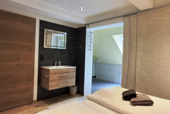 Twin room with private bathroom
