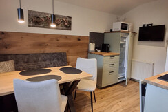 Kitchen_Table_Refrigerator