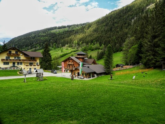 Schieplechnerhof im Sommer mit Bogenschießen