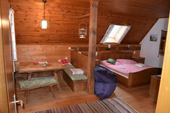 Sitzecke und Doppelbett