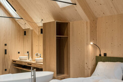 Bett und frei stehende Badewanne