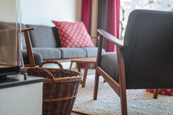 Das Schmiedgut, Bad Aussee, Sitzecke am Kamin