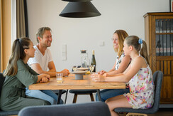 Das Schmiedgut, Bad Aussee, Familie am Esstisch