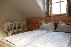 Schlafzimmer mit Gitterbett