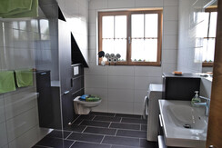 Badezimmer mit Waschmaschine