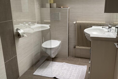 Bad mit Dusche und WC