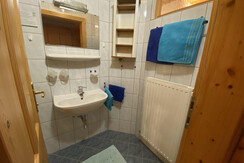 Bad mit Dusche Familienzimmer Talblick 1 und 2