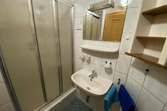 Bad mit Dusche Familienzimmer Talblick 1 und 2