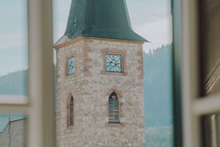 Hofmannsthal Suite, Blick auf Hofmannsthal Kirche