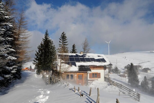 Sommeralmhütte im Winter