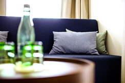 Zimmer neu Sofa Details c_Karl Schrotter Gleisdorf