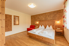 Schlafzimmer 1 mit Doppelbett & Sofa App. Viehweid