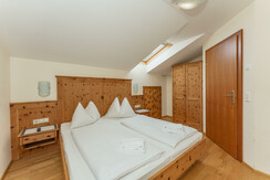 Schlafzimmer 1 im App. Stadl