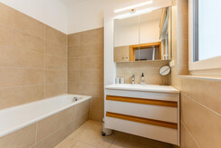 Top 4 - en-suite bathroom with bathtub