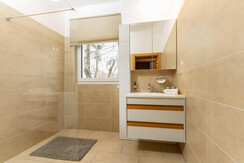 Top 4 - Bathroom 2 with shower