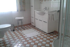 Bad / WC zu Schlafzimmer 2