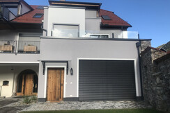 rechte Holztür - Eingang