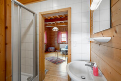 Steiner´s Blockhütte | ein Blick ins Bad