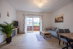 Wohnzimmer mit Blick zu Balkon 1