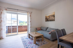 Wohn-/Esszimmer mit Blick zu Balkon 2
