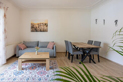 Wohn-/Esszimmer mit Sofa und Essbereich