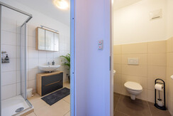 Blick vom Voraum in das Bad und WC