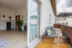 Balkon mit Blick in das Wohn-/Esszimmer