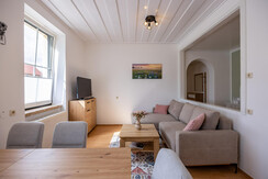 Wohn-/Esszimmer mit Esstisch 1