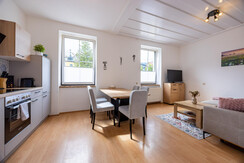 Wohn-/Esszimmer mit Essbereich und Küchenzeile 1