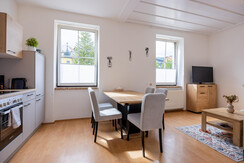 Wohn-/Esszimmer mit Essbereich und Küchenzeile 2