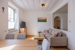 Wohn-/Esszimmer mit Essbereich und Couch