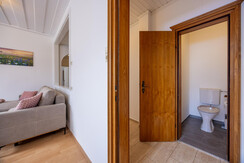 Blick von Wohnzimmer auf Gang und WC